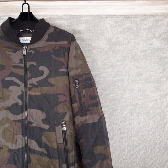 Calvin Klein Men’s Medium Olive Camo Quilted Flight Jacket – Zipper Detail. - Picture 2 of 6
